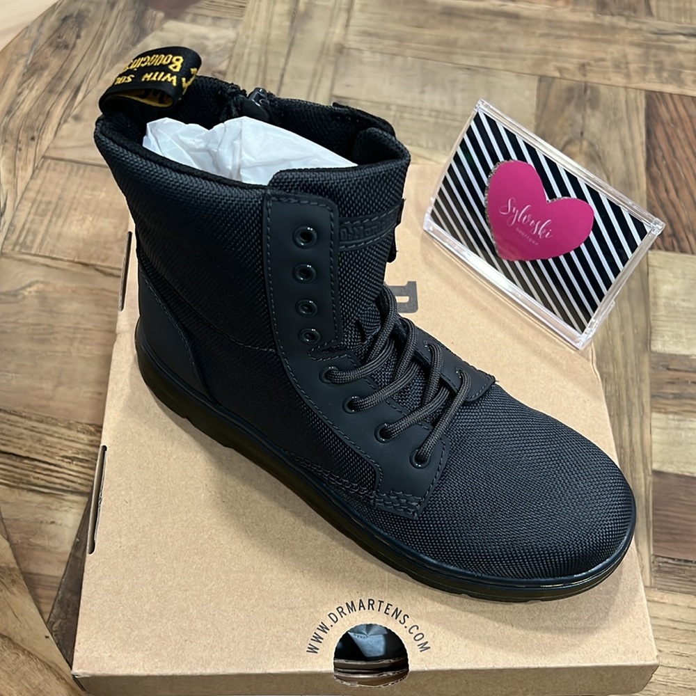 ๐ DR MARTENS JUNIOR UNISEX COMBS EXTRA TOUGH POLY CASUAL BOOTS NWT - Picture 13 of 14